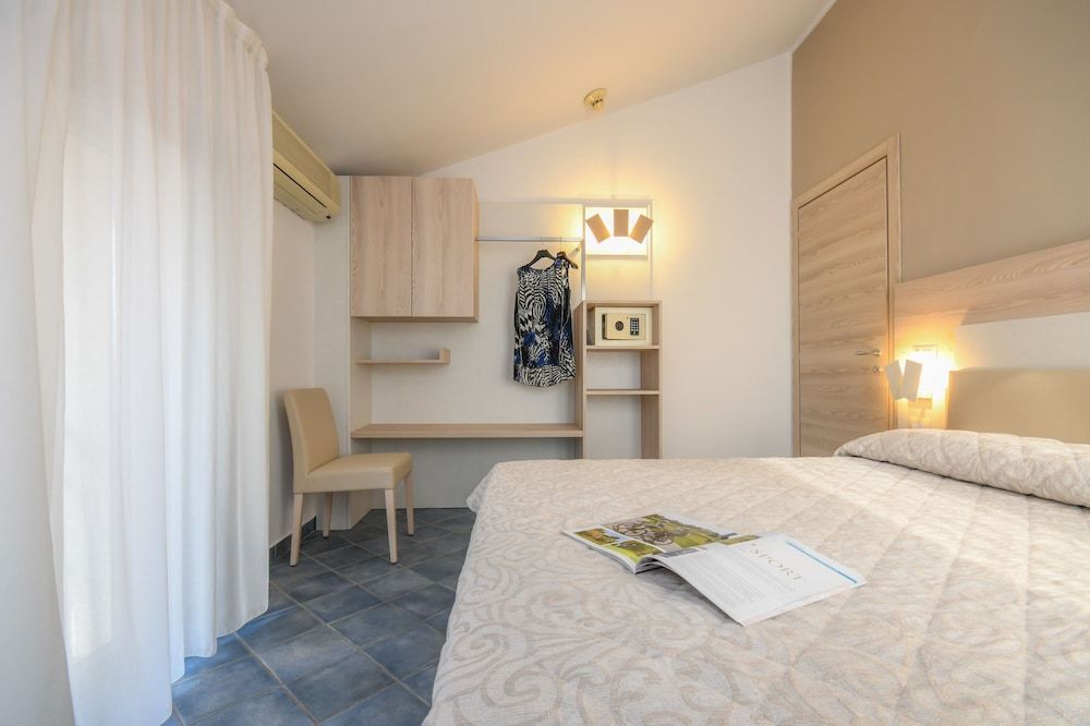 Hotel Riel Room, Multiple Beds 8