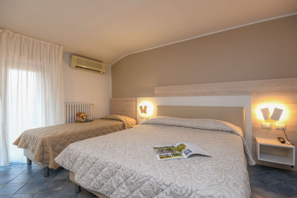 Hotel Riel Room, Multiple Beds 6