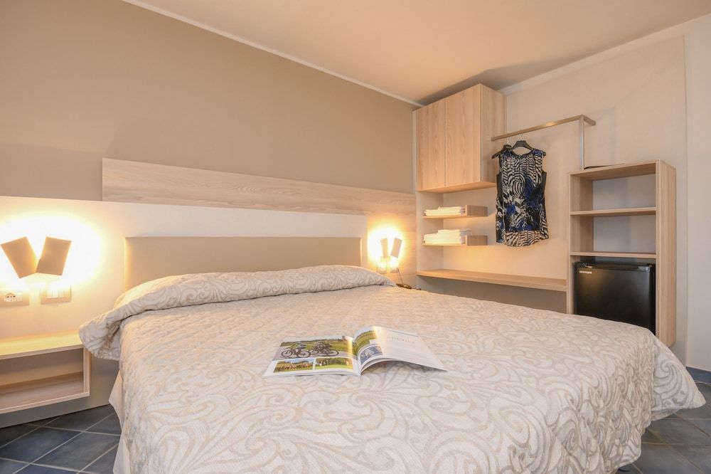 Hotel Riel Room, Multiple Beds 5