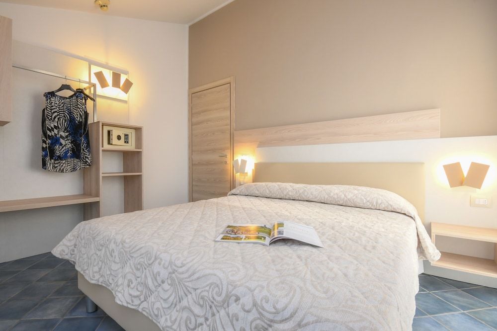 Hotel Riel Room, Multiple Beds 3