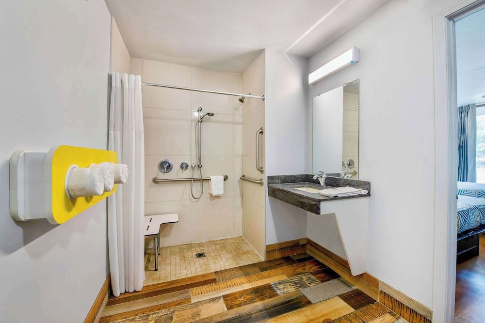 Motel 6 Conyers, GA Standard Room, 1 King Bed, Accessible, Smoking 4