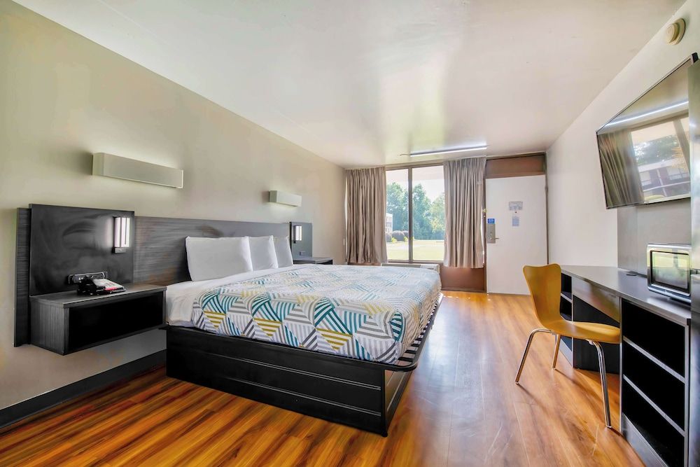 Motel 6 Conyers, GA Standard Room, 1 King Bed, Accessible, Smoking 3