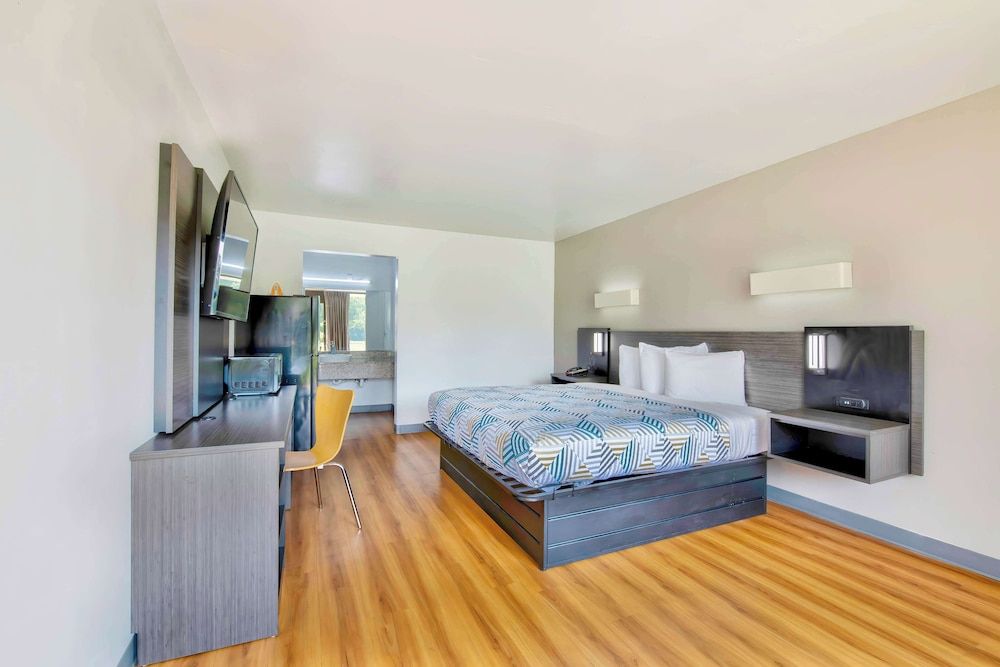 Motel 6 Conyers, GA Standard Room, 1 King Bed, Accessible, Smoking