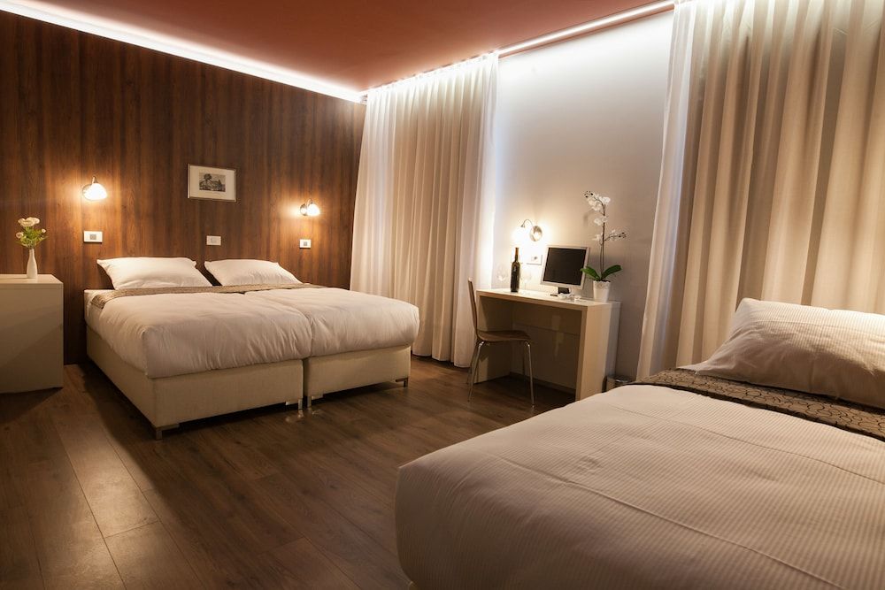 Hotel Center Triple Room 2