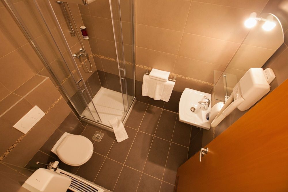 Hotel Center Triple Room (Disability Access) 4