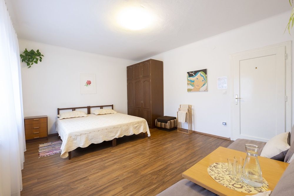 Family Guesthouse GreenSLO Quadruple Room, Shared Bathroom 11