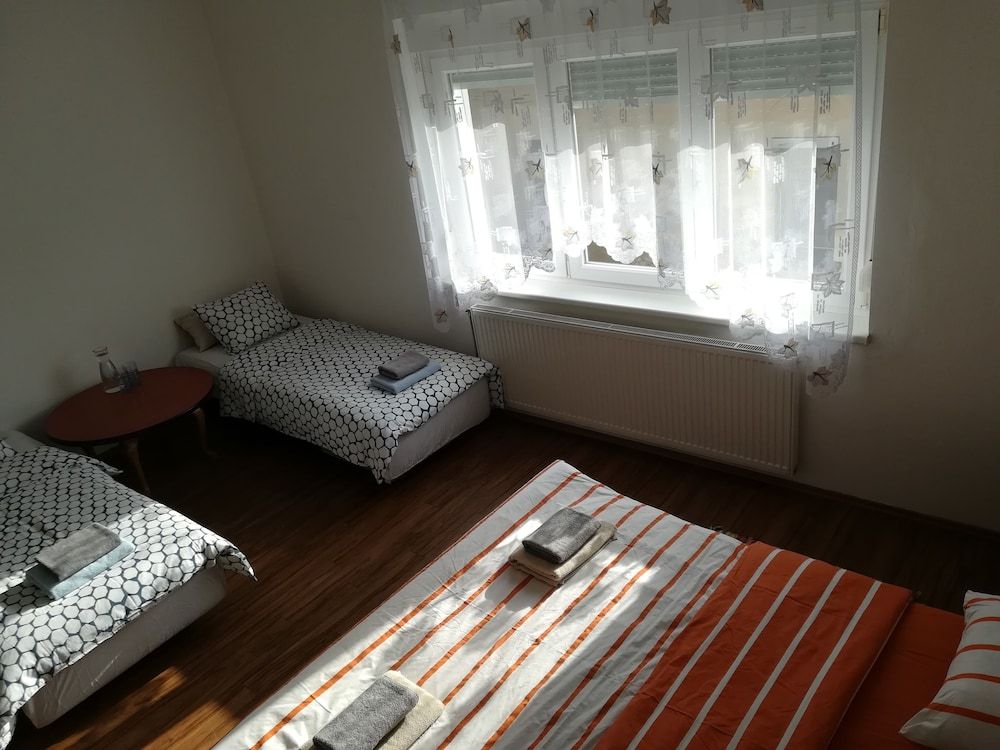 Family Guesthouse GreenSLO Quadruple Room, Shared Bathroom 8