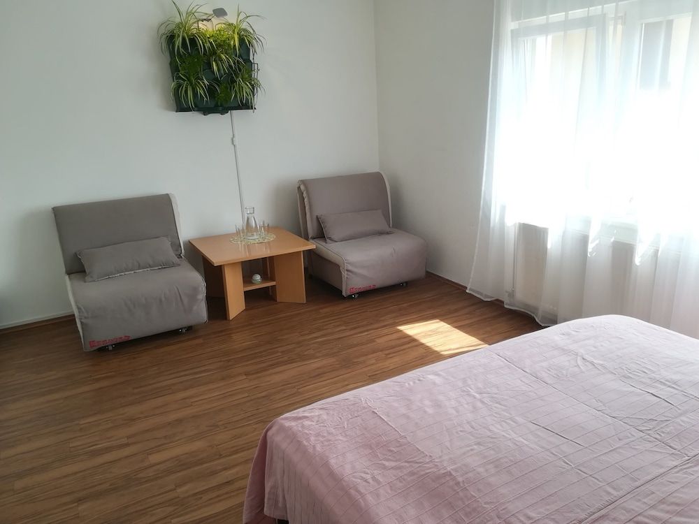 Family Guesthouse GreenSLO Quadruple Room, Shared Bathroom 6