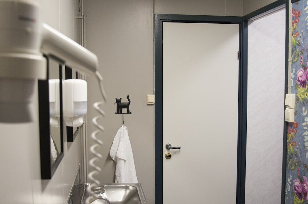 Mary-Ann's Polarrigg Basic Twin Room, Shared Bathroom 6