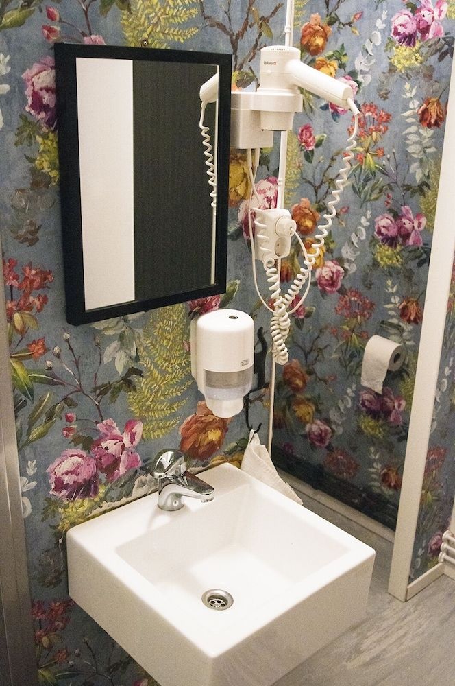 Mary-Ann's Polarrigg Basic Twin Room, Shared Bathroom 7