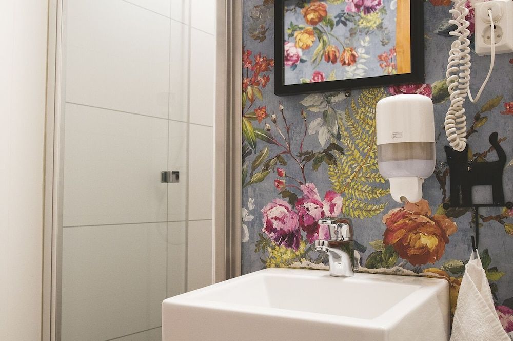 Mary-Ann's Polarrigg Basic Twin Room, Shared Bathroom 4