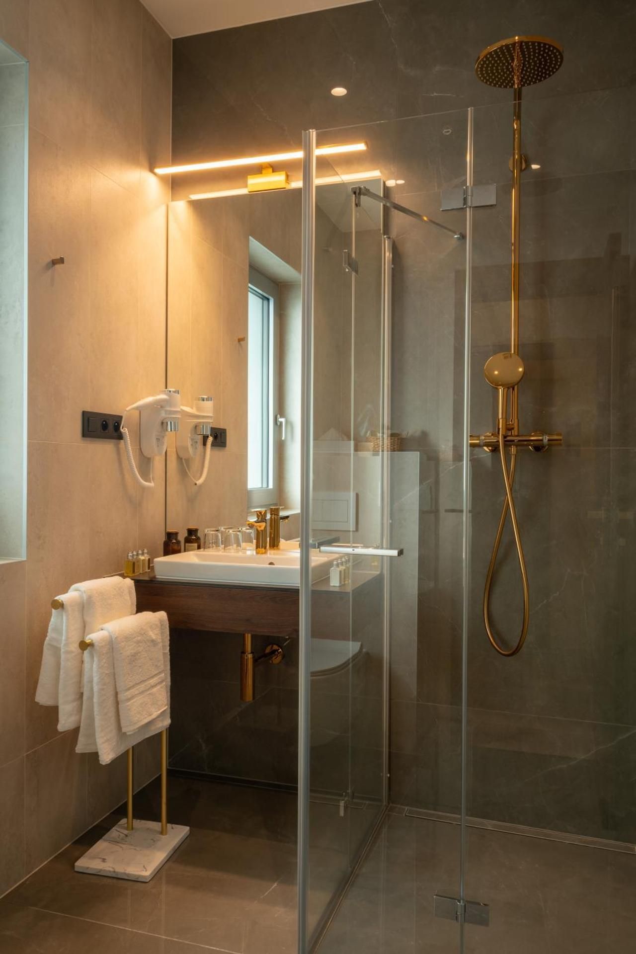 Deluxe Double or Twin Room with City View