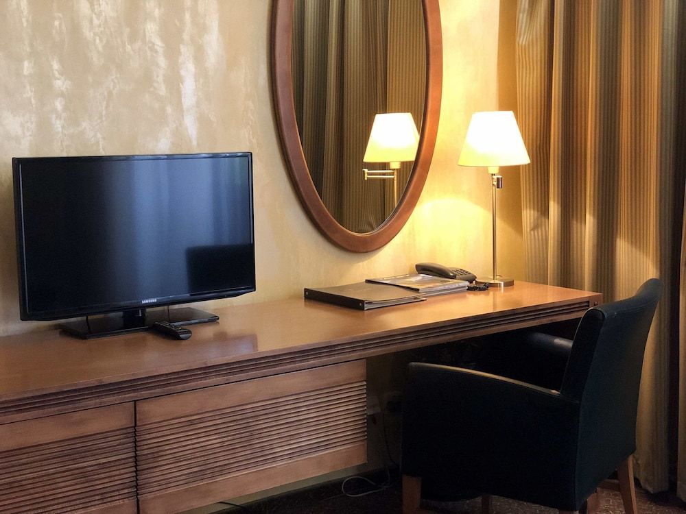 Hotel International Suite, 2 Bedrooms (3 balconies) 5