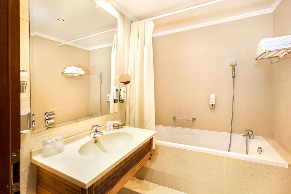 Hotel International Suite, 2 Bedrooms (3 balconies) 4