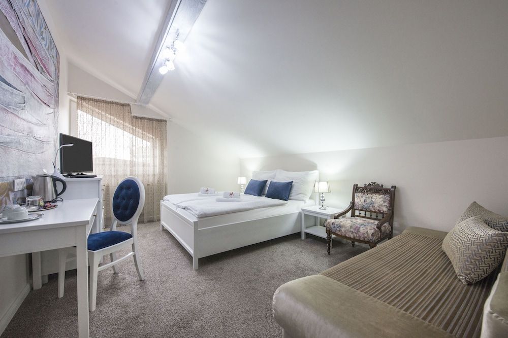 Pension Vila Mery Double Room, Garden View 6