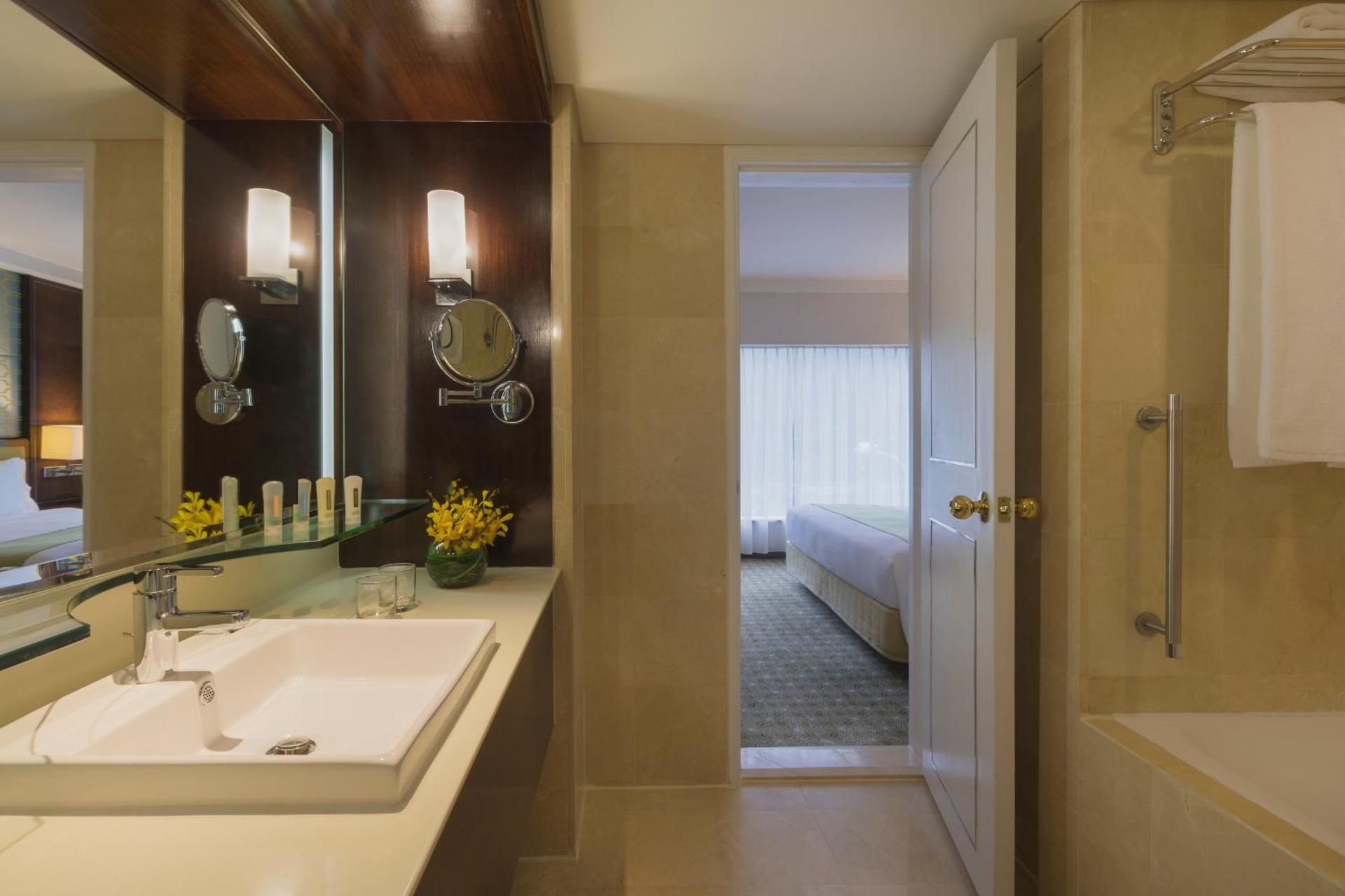 1 BEDROOM SUITE 1 KING