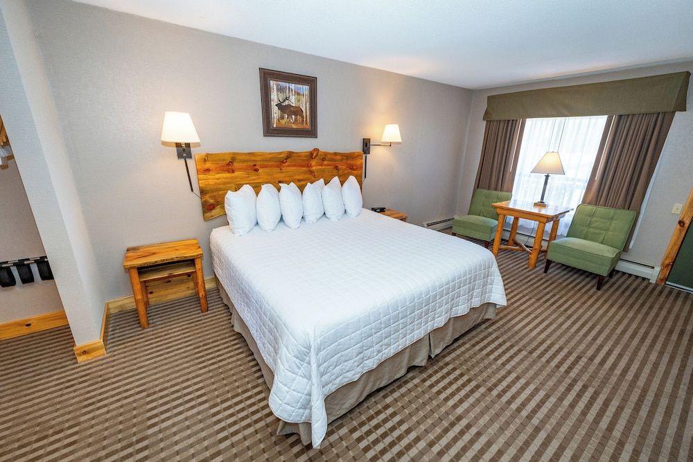 Hotel Estes Standard Room, 1 King Bed (Not Pet Friendly) 3