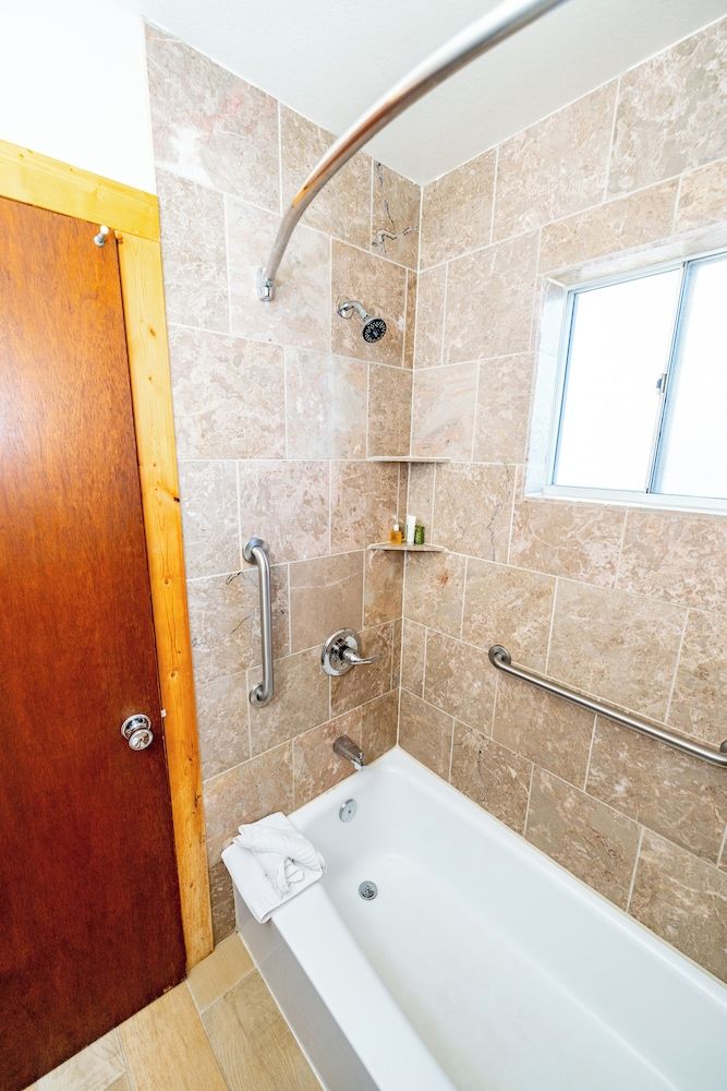 Hotel Estes Standard Room, 1 King Bed (Not Pet Friendly) 5