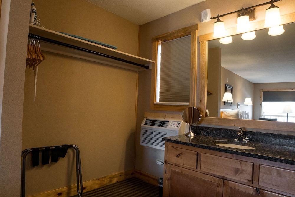 Hotel Estes Standard Room, 1 King Bed (Not Pet Friendly) 10