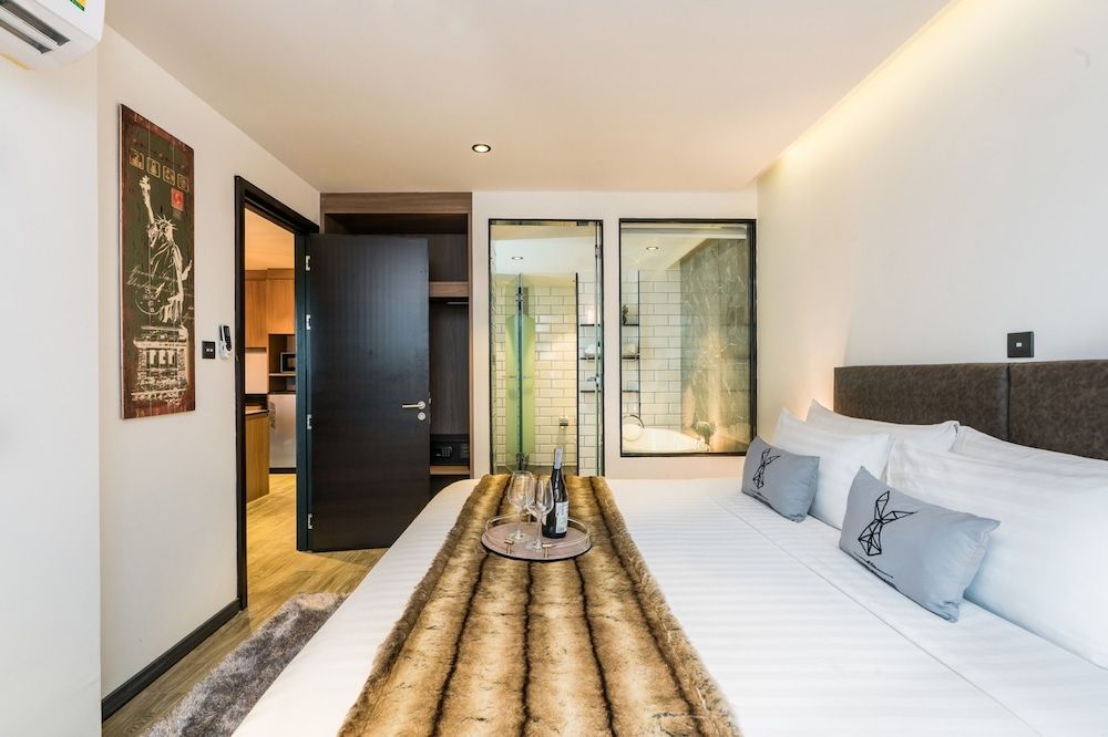Deluxe Suite, 1 King Bed, Balcony