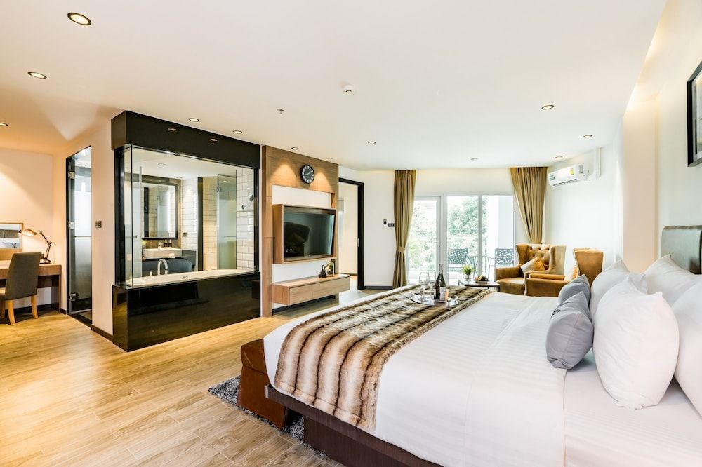 Junior Suite, 1 King Bed, Balcony