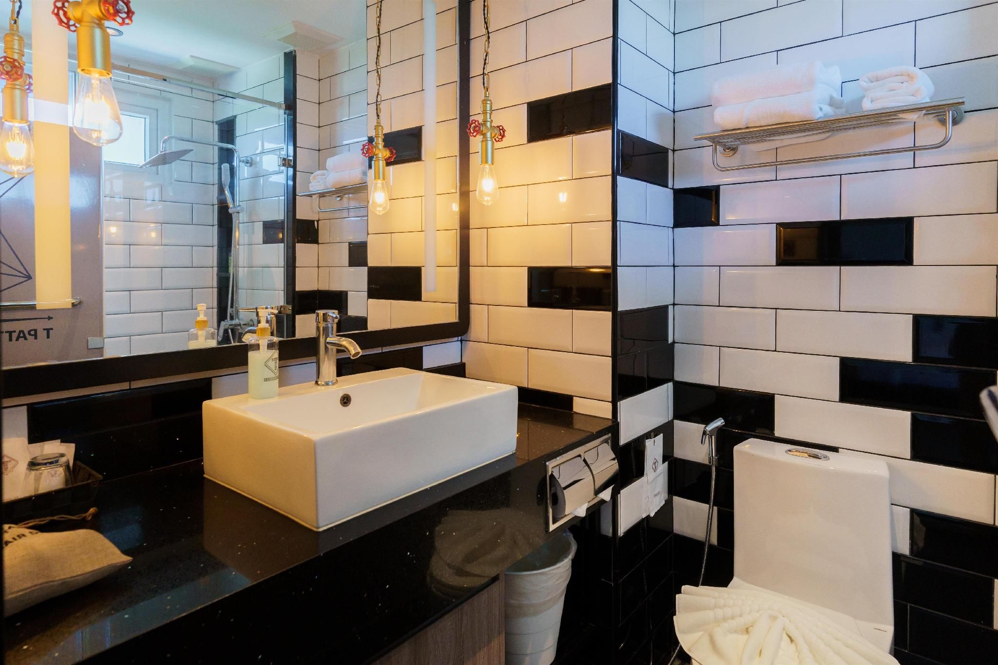 2 Single Beds, Non-Smoking, Deluxe Room, Balcony, City View, Microwave