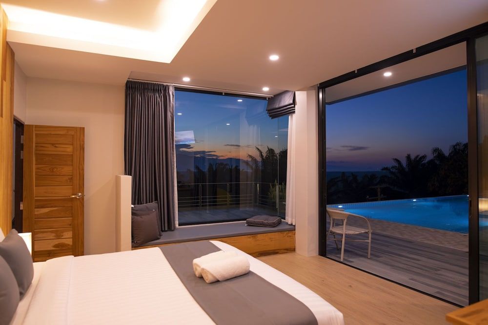 Deluxe Room, Pool Access