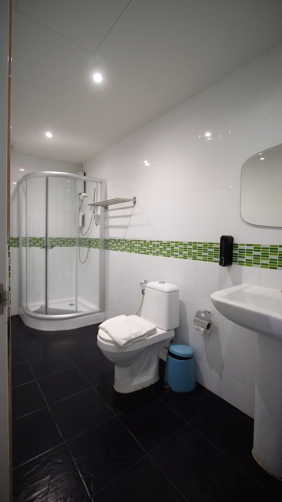 Resort V - MRT Huai Khwang Standard Double Room with Pool View 3