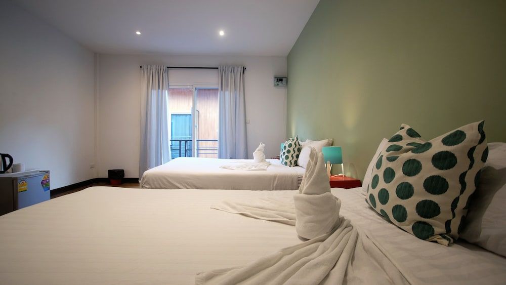 Resort V - MRT Huai Khwang Standard Quadruple Room, Pool View 4