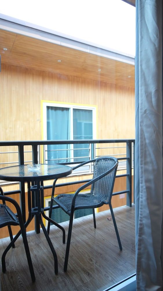 Resort V - MRT Huai Khwang Standard Quadruple Room, Pool View 5