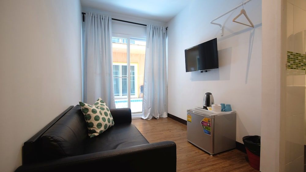 Resort V - MRT Huai Khwang Standard Double Room with Pool View 5