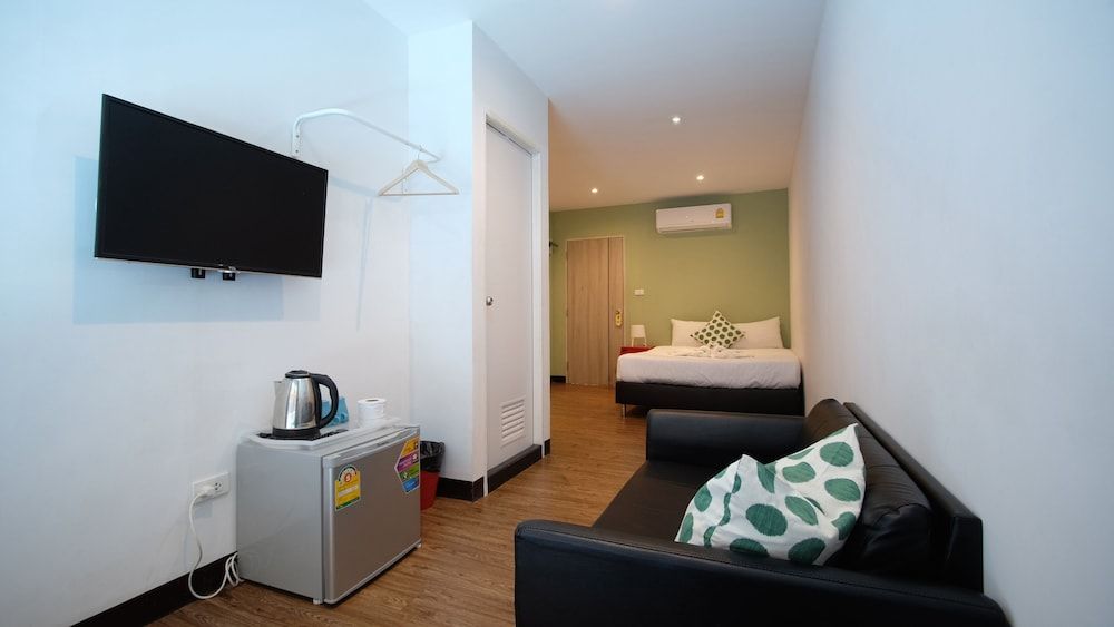 Resort V - MRT Huai Khwang Standard Double Room with Pool View 4