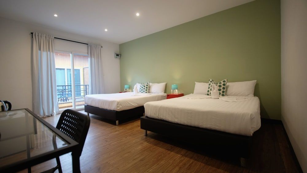 Resort V - MRT Huai Khwang Standard Quadruple Room, Pool View