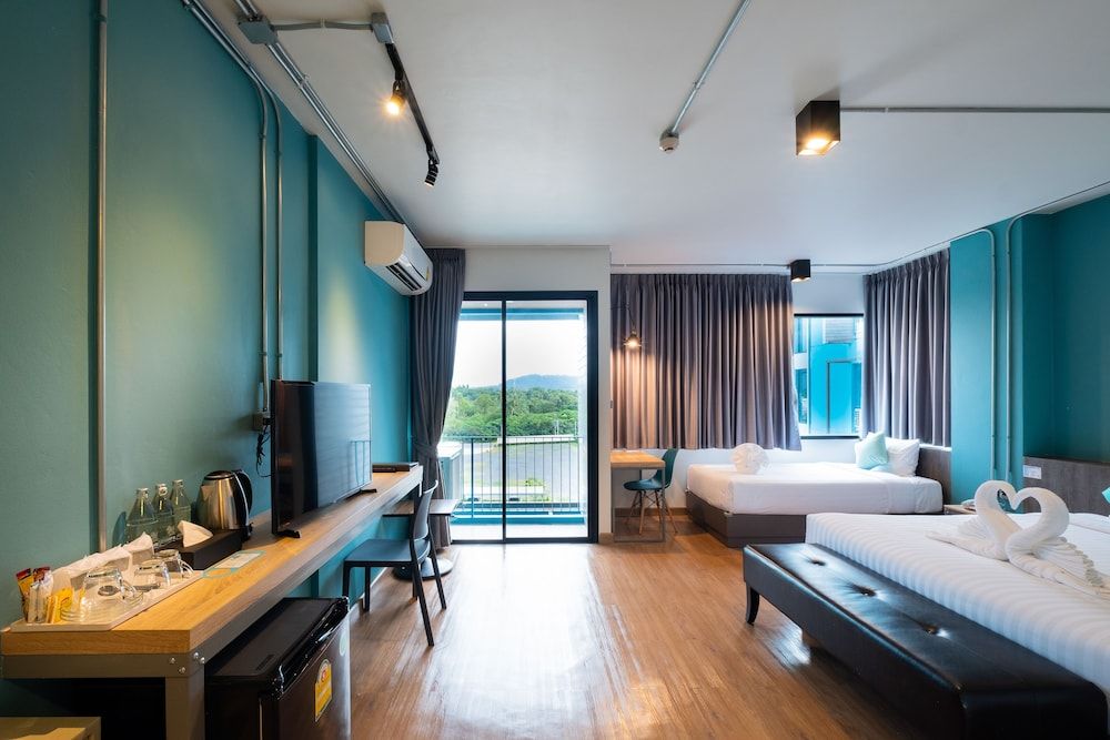 S.22 Hotel Suratthani Luxury Triple Room 7