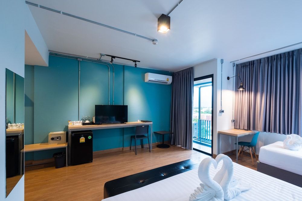 S.22 Hotel Suratthani Luxury Triple Room 13
