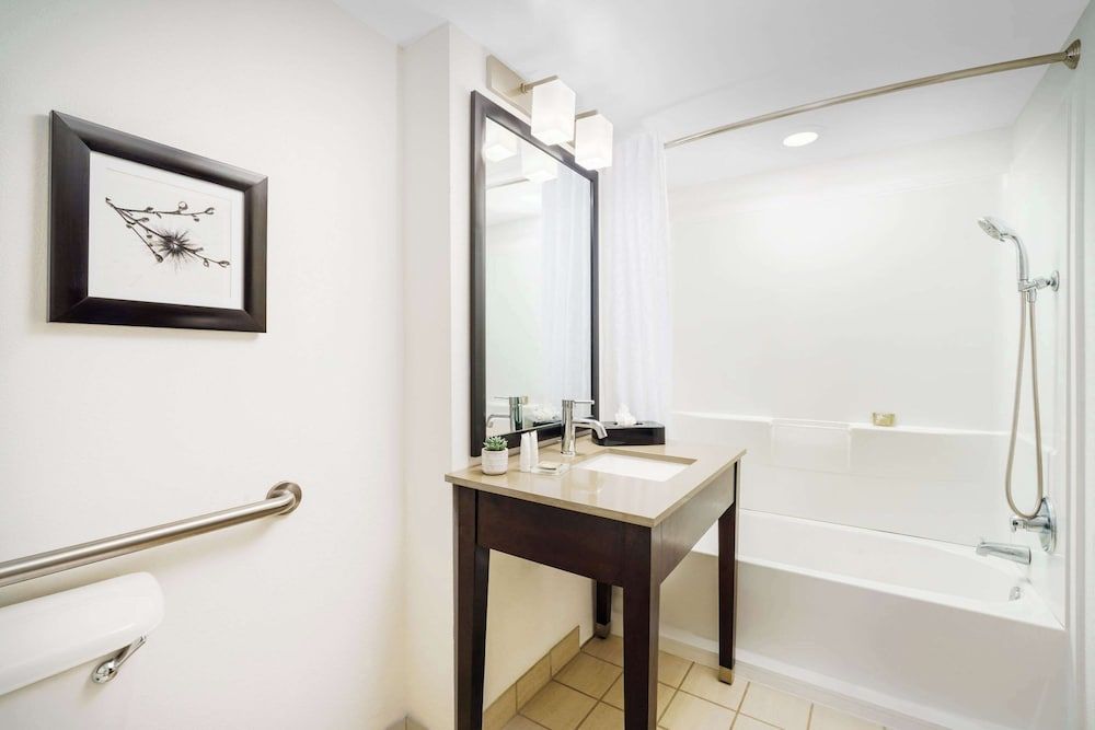 Country Inn & Suites by Radisson, Orlando Airport, FL Room, 2 Queen Beds, Accessible, Non Smoking 10