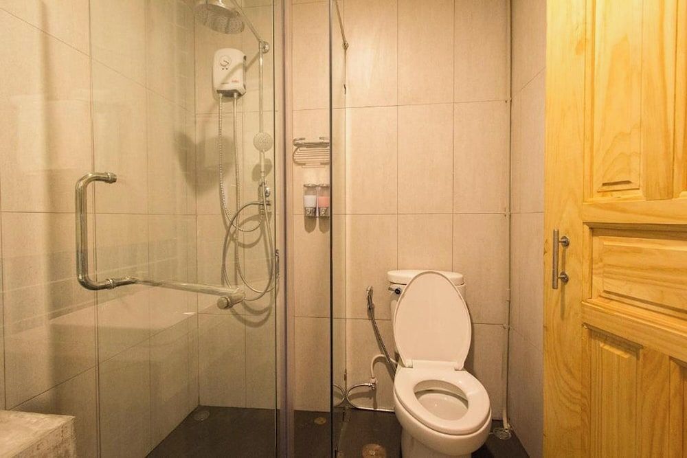 Lazy Sunday Hostel Double Bedroom with Private Bathroom 6