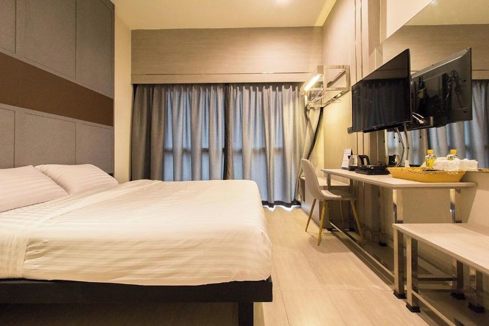 Lazy Sunday Hostel Double Bedroom with Private Bathroom 4