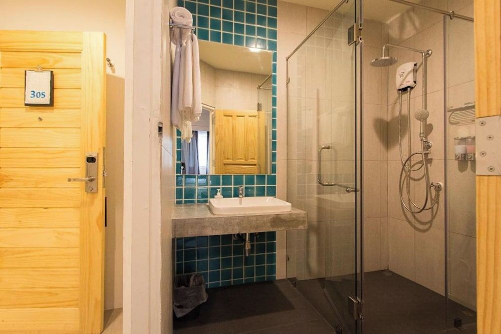 Lazy Sunday Hostel Double Bedroom with Private Bathroom 7