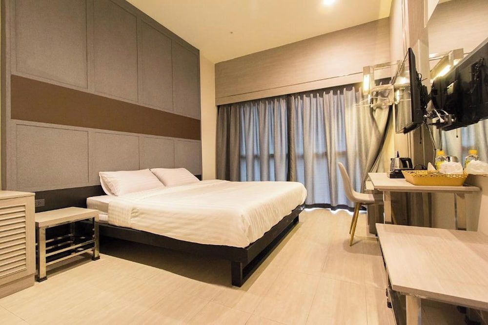 Lazy Sunday Hostel Double Bedroom with Private Bathroom 5