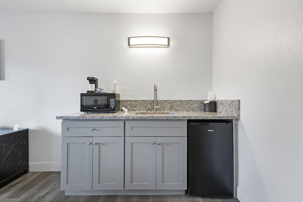 Heritage Inn Express Chico Suite, 1 King Bed 4