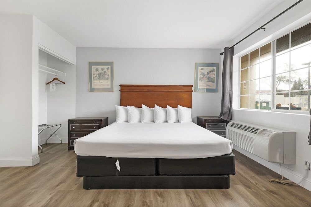 Heritage Inn Express Chico Suite, 1 King Bed 7