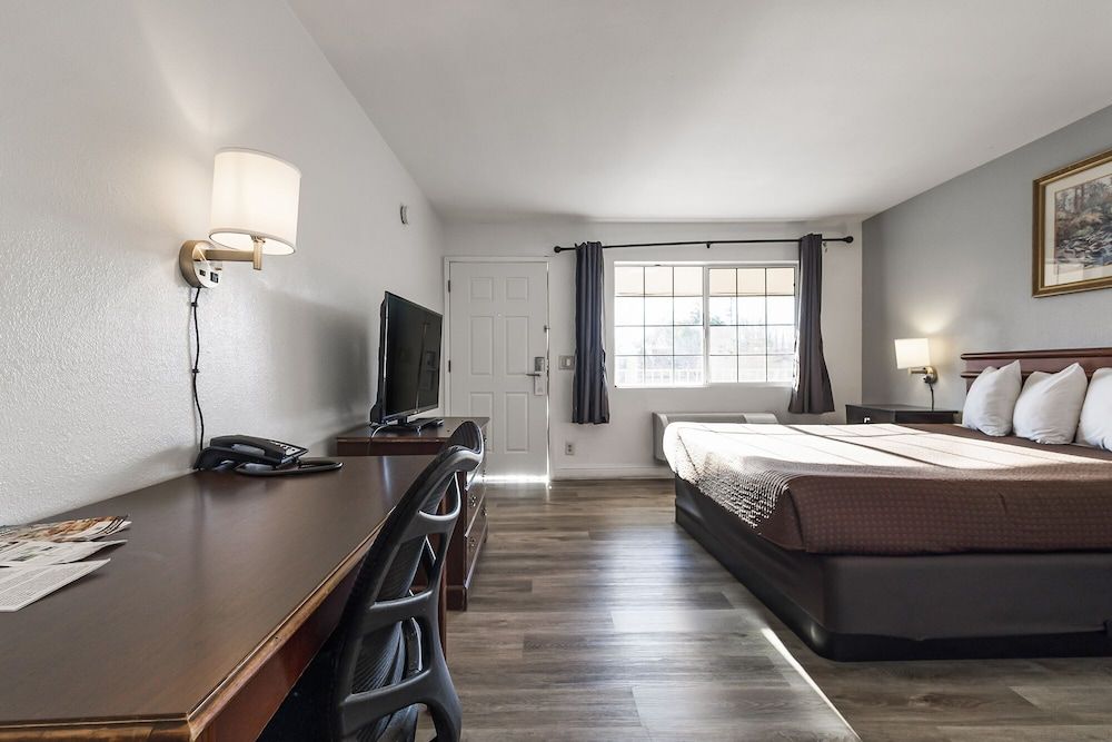 Heritage Inn Express Chico Standard Room, 1 King Bed 3