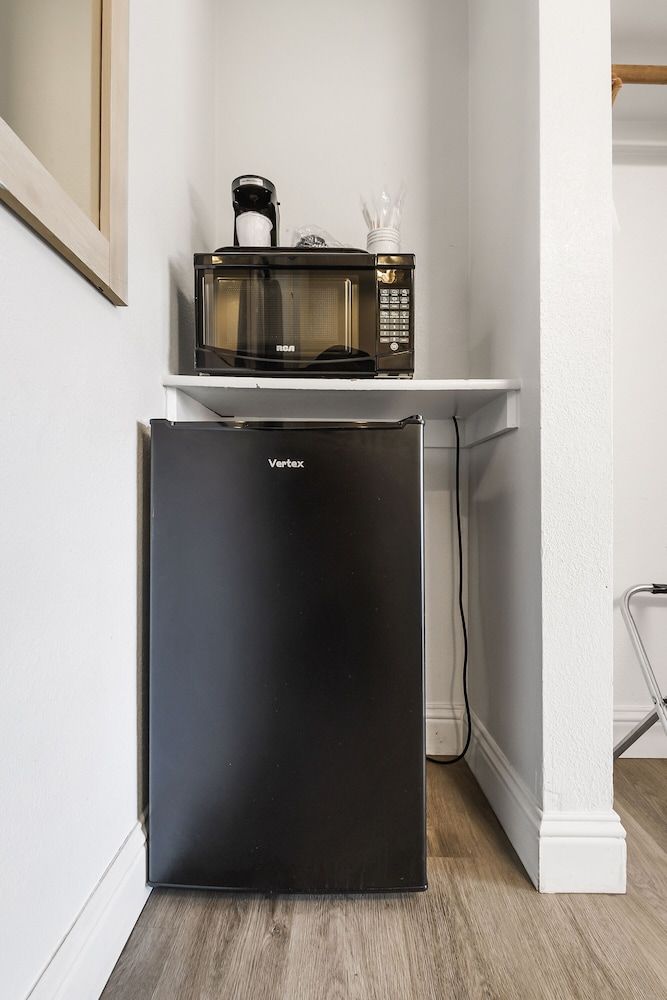 Heritage Inn Express Chico Standard Room, 1 King Bed 4