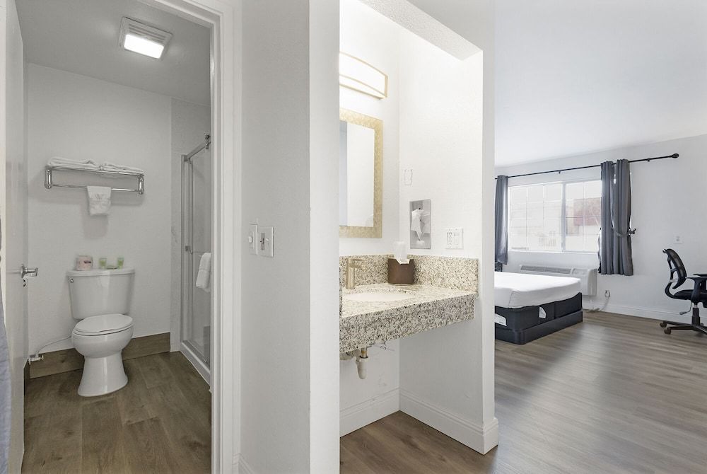 Heritage Inn Express Chico Suite, 1 King Bed 9