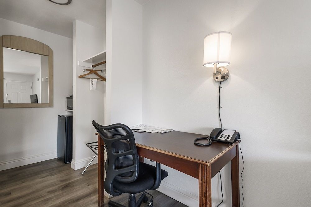 Heritage Inn Express Chico Standard Room, 1 King Bed 5