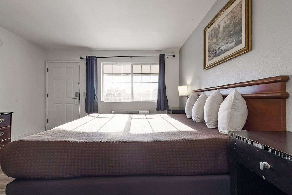Heritage Inn Express Chico Standard Room, 1 King Bed 2