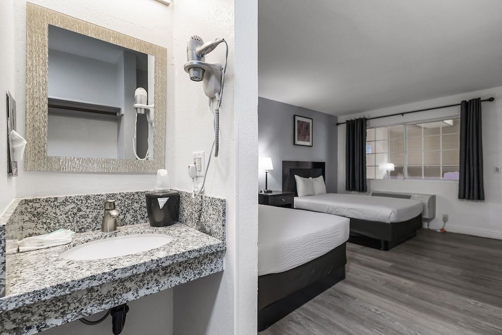 Heritage Inn Express Chico Standard Room, 2 Double Beds 3