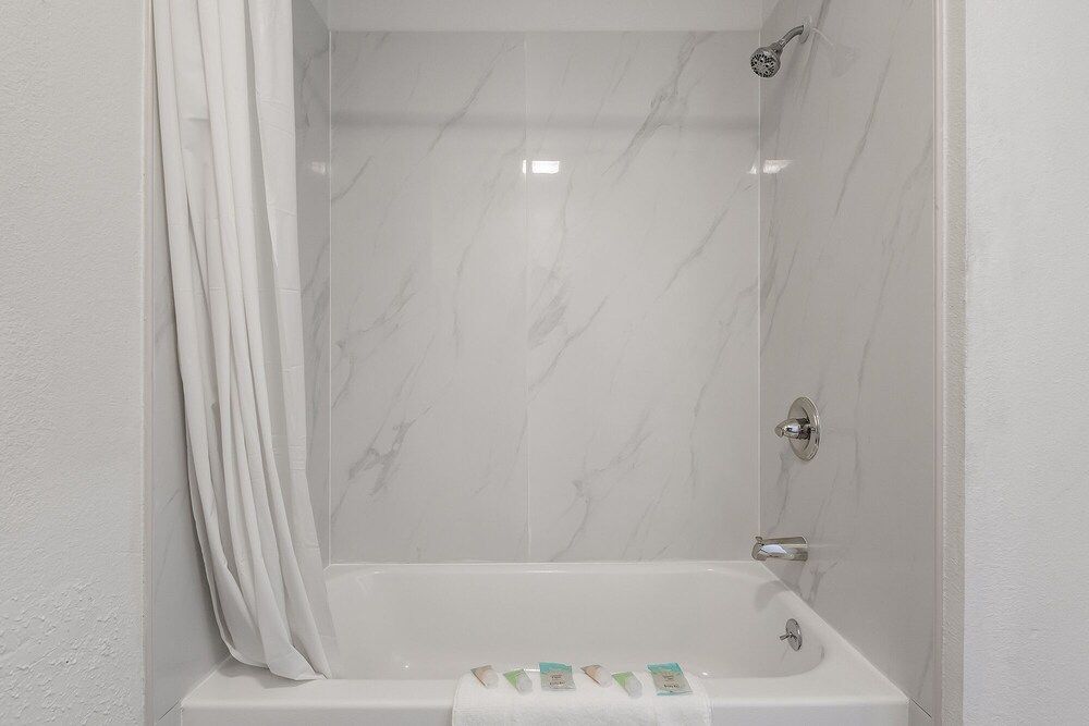 Heritage Inn Express Chico Standard Room, 1 King Bed 6