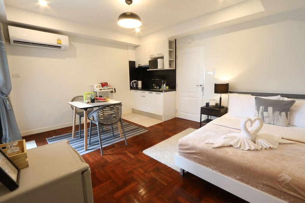 Neveu Premier Residence 3-Bedroom Suite 9